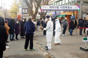 기표된 용지 주고, 쓰레기봉투·소쿠리 투표함… “반장선거만도 못 해”