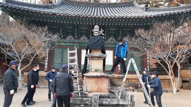 6일 경북 울진 불영사에서 관계자들이 동해안 산불로 인한 피해를 막기 위해 방염포 설치 작업을 벌이고 있다. 문화재청 제공