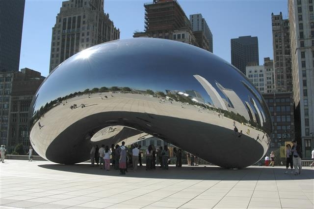클라우드 게이트. 10×20.1×12.8m, 시카고가 250억원의 예산으로 애니시 커푸어에게 의뢰한 작품. 사진 월터 미첼