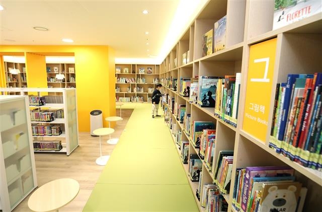 강남구 첫 구립 영어도서관인 ‘일원 라온 영어도서관’ 내부 모습. 강남구 제공