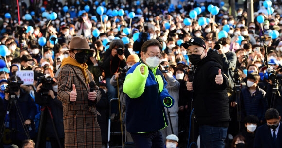 이재명(가운데) 더불어민주당 대선후보가 6일 서울 서대문구 신촌 유플렉스 광장에서 열린 ‘기회가 보장되는 나라, 청년을 위해 이재명’ 유세에서 청년 래퍼들과 기념촬영을 하고 있다. 정연호 기자