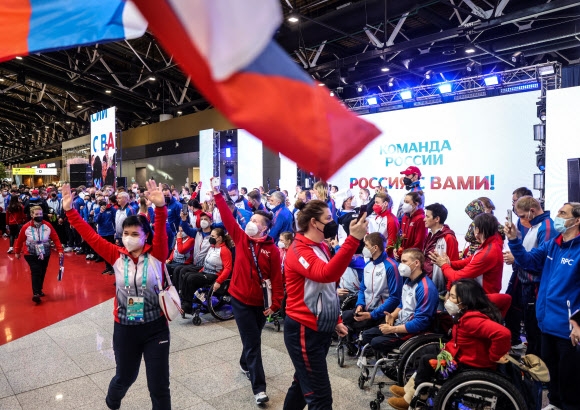 러시아 패럴림픽 선수단이 6일 모스크바 셰레메티예보 국제공항에서 수많은 인파의 환대를 받고 입국하고 있다. 모스코바 로이터 연합뉴스