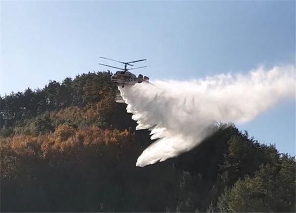 울진삼척 산불 현장에 물을 투하 중인 진화헬기. 산림청 제공