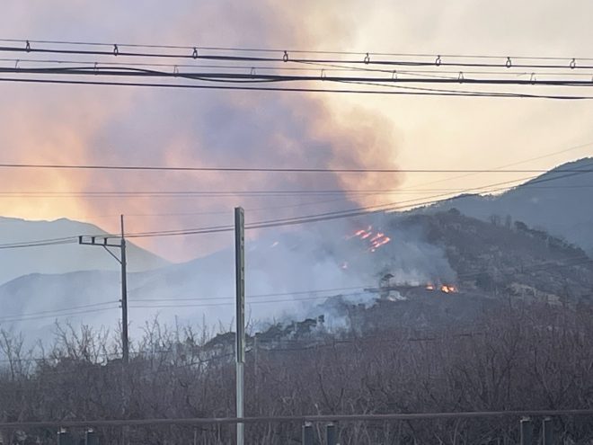 지난 6일 오후 울산 울주군 언양읍 직동리 야산에서 불이 나 번지고 있다. 울산소방본부 제공