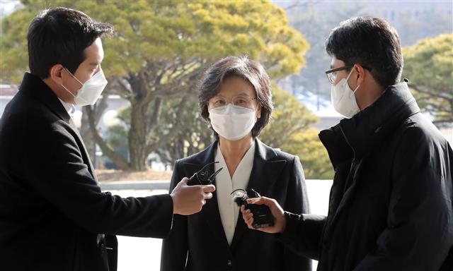 노정희 중앙선거관리위원회 위원장이 7일 오전 경기도 과천시 중앙선관위에 출근하면서 취재진의 질의를 받고 있다.   중앙선관위는 오늘 10시 긴급 전원회의를 갖고 오는 9일 치뤄지는 제20대 대통령선거에서 코로나19 확진자 등 자가격리자에 대한 투표 대책을 논의한다. 2022.3.7 뉴스1