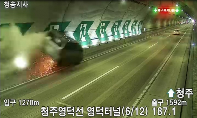 한국도로공사 분석결과 3월 고속도로 터널사고 사망자가 가장 많은 것으로 나타나 운전자의 안전운전이 요구되고 있다. 사진은 터널에서 차선 변경하는 과정에서 시설물과 충격해 운전자가 사망한 사고. 한국도로공사 제공 
