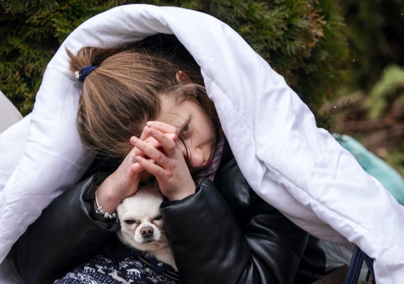 반려동물과 함께 대피한 우크라이나 시민. AFP연합