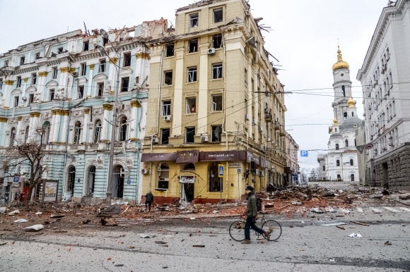 지난 3일(현지시간) 우크라이나 하르키우에서 러시아군의 포격을 받아 건물들과 잔해로 어지럽혀진 거리가 보인다. 하르키우 타스 연합뉴스