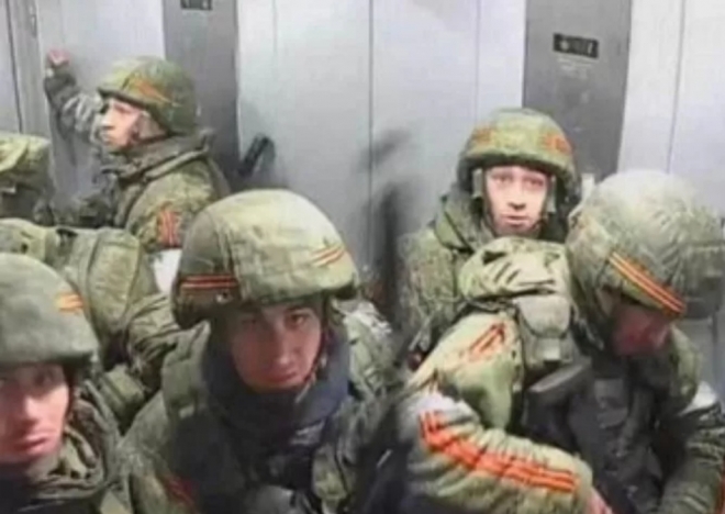 엘리베이터에 갇힌 러시아군의 모습이 공개됐다. 트위터 캡처