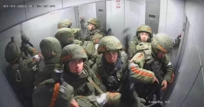 러시아와 우크라이나의 교전이 계속 되고 있는 가운데 엘리베이터에 갇힌 러시아군의 모습이 공개됐다. 트위터 캡처