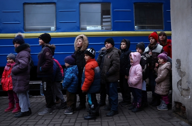 우크라이나 남동주 자포리자주의 한 고아원에서 대피한 어린이들이 리비우 기차역에서 대기하고 있는 모습. 연합뉴스