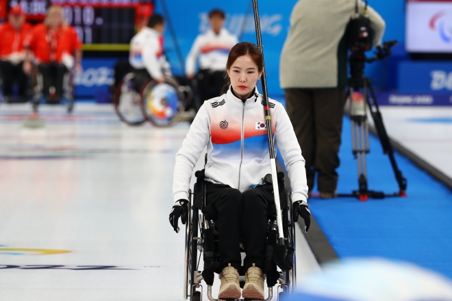 백혜진이 6일 중국 베이징 국립아쿠아틱센터에서 열린 2022 베이징동계패럴림픽 휠체어컬링 스위스전에서 이동하고 있다. 대한장애인체육회 제공