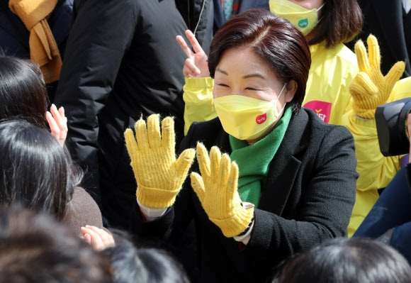 심상정 정의당 대선후보가 7일 충북 청주 충북대에서 시민들에게 인사하며 지지를 호소하고 있다. 청주 연합뉴스