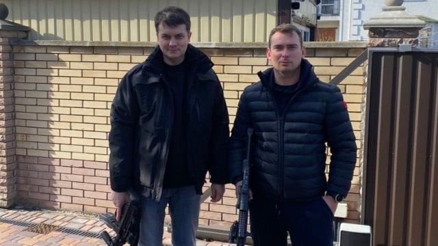 야로슬라프 젤레즈니악(왼쪽) 의원과 드미트로 라숨코프 의원도 키이우 방위에 힘을 보탰다. 트위터 캡처