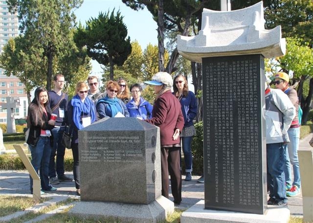 코로나19가 확산되기 전 서울 마포구를 방문한 외국인 관광객들이 해설사의 설명을 들으며 양화진외국인선교사묘원을 둘러보고 있다. 마포구 제공