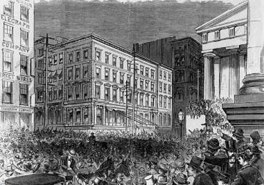 1873년 미국 금융공황 당시 은행 앞에 몰린 군중 모습. 은행 바로 옆에 통신사가 있었음을 알 수 있다.은행업과 통신업은 불가분의 관계다.  미국 국가기록원 