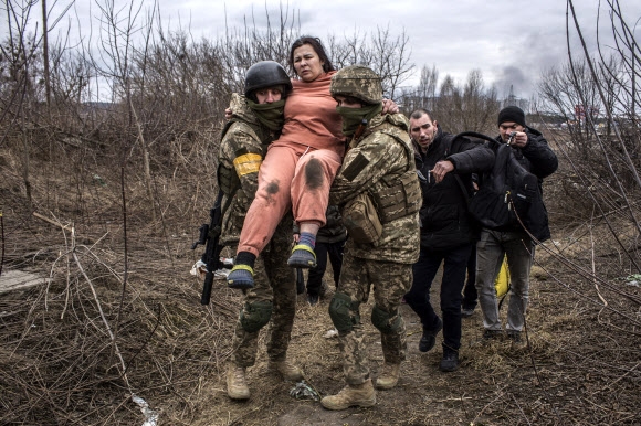 키이우 인근 소도시서 시민 대피시키는 우크라 군인