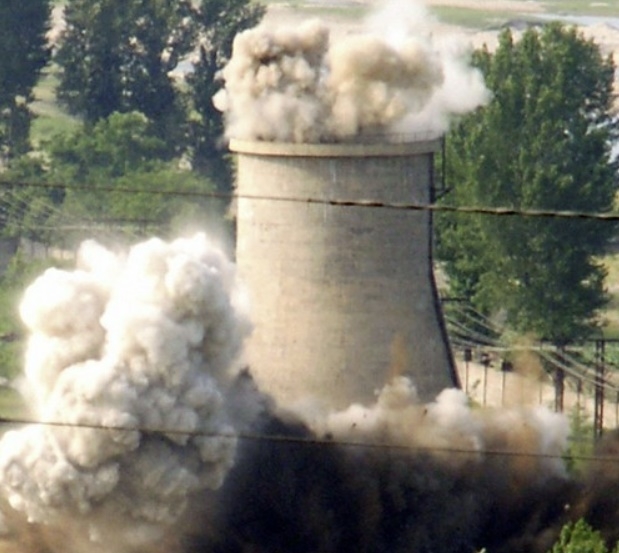 2008년 6월 27일 북한이 비핵화 의지를 밝히기 위해 영변 원자로의 냉각탑을 폭파시키는 장면. 연합뉴스