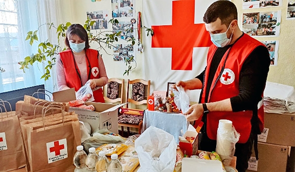 몰도바적십자사 봉사원들이 우크라이나 피란민에게 제공할 음료와 음식을 준비하고 있다. 몰도바적십자사 제공