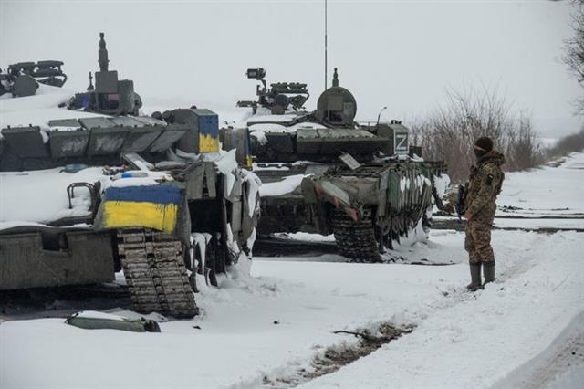 우크라이나 하르키우에서 우크라이나 군대에 나포된 러시아군 탱크에 ‘Z’ 표지가 붙어 있다. Z는 ‘승리를 위한’(Za pobedy) 또는 ‘서부’(Zapad·우크라이나 진격 방향)를 뜻하는 머리글자로 추정된다.  로이터 하르키우 연합뉴스