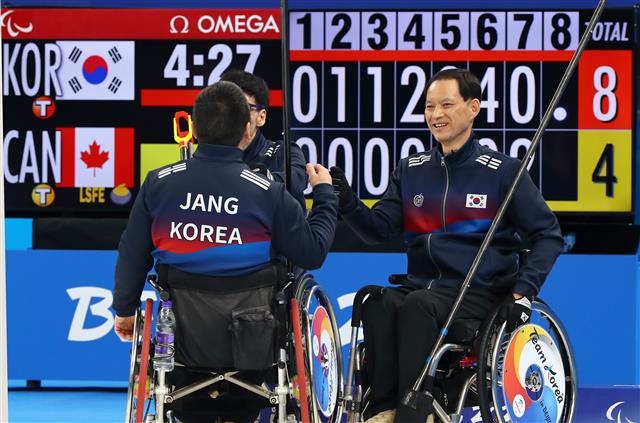 베이징동계패럴림픽 혼성 휠체어컬링 팀 ‘장윤정고백’이 8일 중국 베이징 국립아쿠아틱센터에서 열린 캐나다와의 예선 5차전에서 9-4 승리를 거둔 뒤 서로를 격려하고 있다. 대한장애인체육회 제공