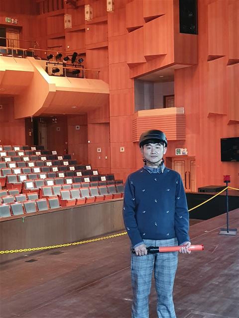 박용규 국립부산국악원 무대안전관리관은 공연시설과 공연자 안전을 담당한다. 박 관리관이 국립부산국악원 무대를 살펴보며 안전점검을 하고 있다.