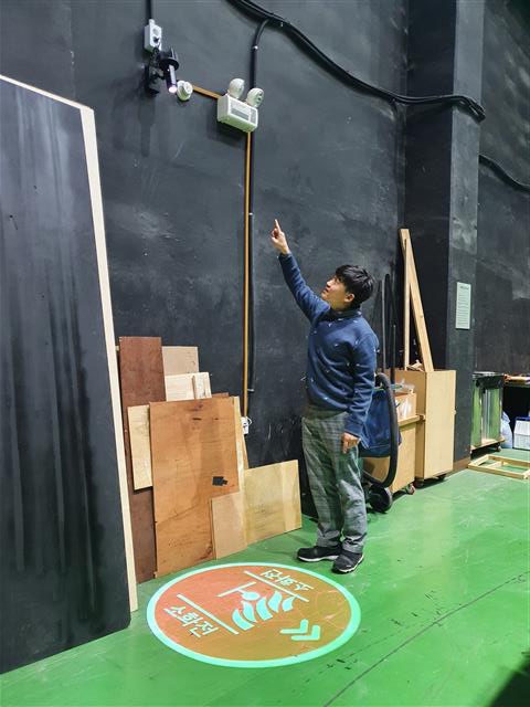 박용규 국립부산국악원 무대안전관리관은 공연시설과 공연자 안전을 담당한다. 박 관리관이 국립부산국악원 전기시설을 살펴보며 안전점검을 하고 있다.