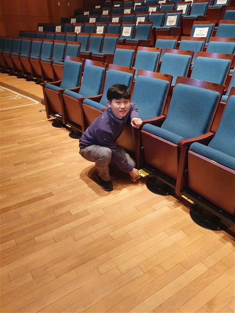 박용규 국립부산국악원 무대안전관리관은 공연시설과 공연자 안전을 담당한다. 박 관리관이 국립부산국악원 객석을 살펴보며 안전점검을 하고 있다.