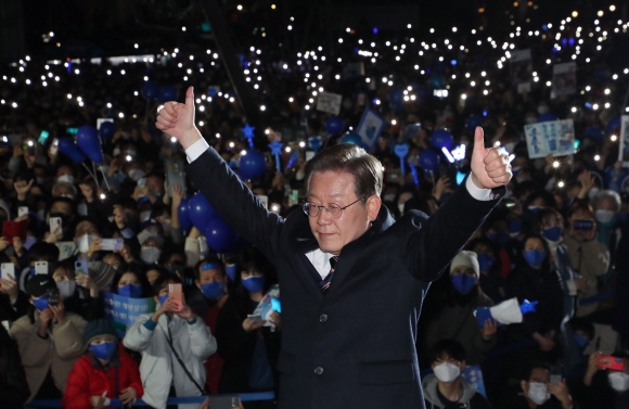 이재명 더불어민주당 대선후보가 8일 저녁 서울 중구 청계광장에서 열린 ‘국민의 꿈이 이재명의 꿈입니다’ 서울 집중 유세에서 손을 들어 지지자들에게 인사를 하고 있다. 정연호 기자