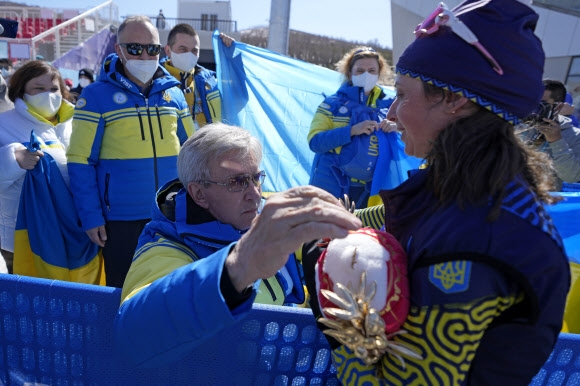 발레리 슈시케비치(왼쪽) 우크라이나 패럴림픽 위원장이 8일 중국 허베이성 장자커우에서 열린 2022 베이징동계패럴림픽 바이애슬론 여자 10㎞ 입식에서 금메달을 딴 이리나 부이(오른쪽)와 축하 인사를 나누고 있다. 장자커우 AP 연합뉴스
