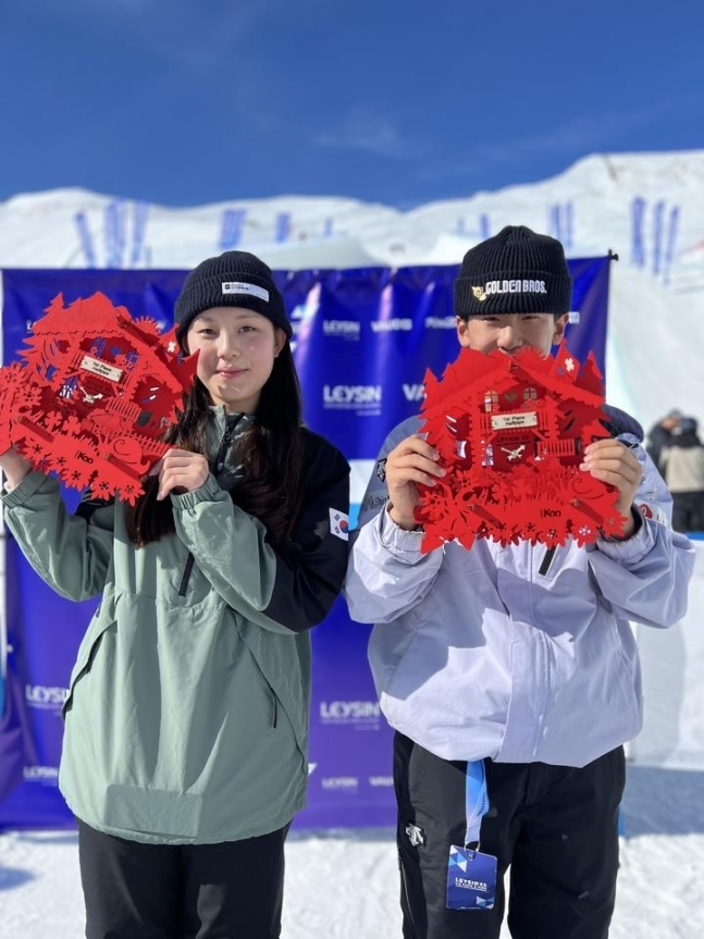 2022 베이징 동계올림픽에 출전했던 프리스타일 스키 김다은(왼쪽)과 스노보드 이채운이 9일 세계주니어선수권대회에서 나란히 우승을 차지했다.