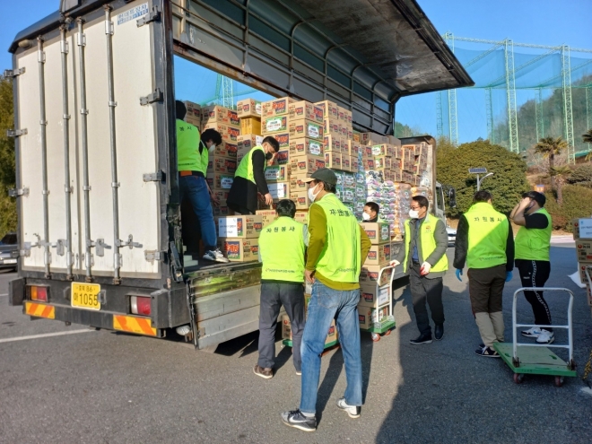 순천지역 자원봉사자들이 경북·강원 산불피해 지역에 전달할 긴급 구호물품을 수송차량에 싣고 있다. 