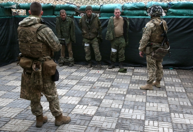 지난달 우크라이나 정부군이 동부 루간스크 인근 마을에서 생포한 루간스크인민공화국(LPR) 소속 군인들을 억류하고 있다. AFP 연합뉴스