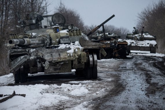 지난 7일(현지시간) 우크라이나 수미 지역에서 포착된 버려진 러시아군 전차.로이터 뉴스1