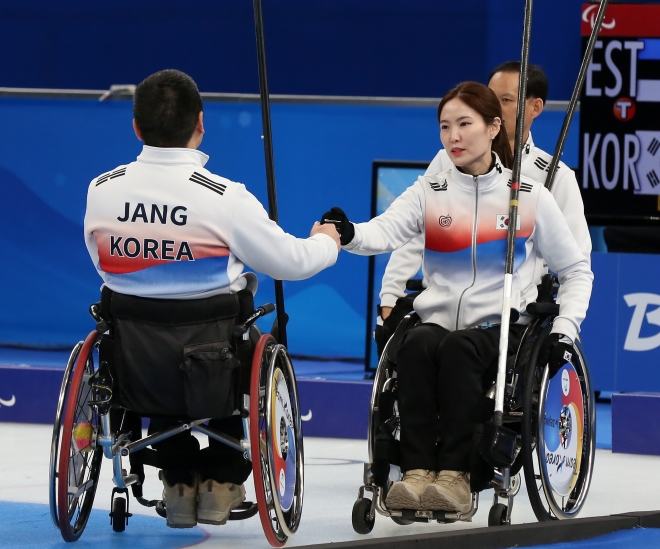 휠체어컬링대표팀 ‘장윤정고백’ 선수들이 9일 중국 베이징 국립 아쿠아틱센터에서 열린 2022 베이징동계패럴림픽 휠체어컬링 에스토니아전에서 서로 격려하고 있다. 대한장애인체육회 제공