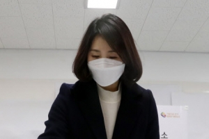 김혜경씨 마감  임박해 투표…‘의전 사과’ 한 달 만에 모습