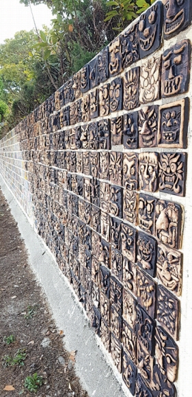 귀면 부조로 장식된 담장. 서귀중앙여자중학교 제공