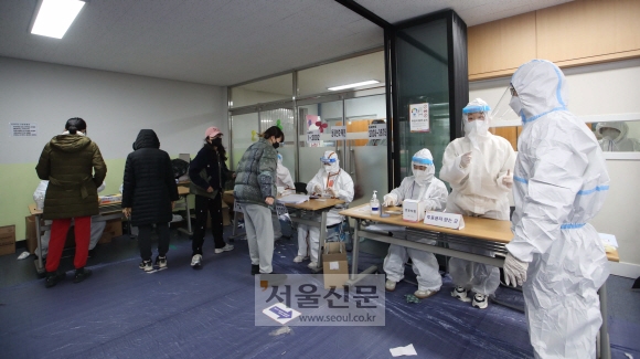 제20대 대통령선거일인 9일 서울 서초구 서원초등학교에 마련된 반포1동 제7투표소에서 코로나19 확진자들이 투표하고 있다. 오장환 기자.