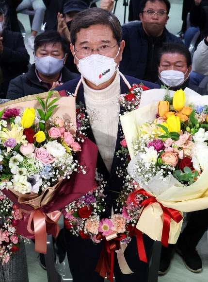 경기 안성 국회의원 재선거 국민의힘 김학용 후보가 경기도 안성시 공도읍 선거사무소에서 당선이 확실시되자 꽃다발을 들고 기뻐하고 있다. 연합뉴스