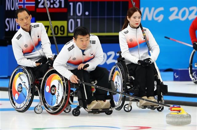     O curling coreano em cadeira de rodas 'Team Yoon-Jung Confession' compete com a Estônia nas eliminatórias de curling em cadeira de rodas para os Jogos Olímpicos de Inverno de Pequim 2022, realizados no Centro Aquático Nacional em Pequim, China, no dia 9.  Enviado pela Federação de Esportes Paralímpicos da Coréia 03.09.2022