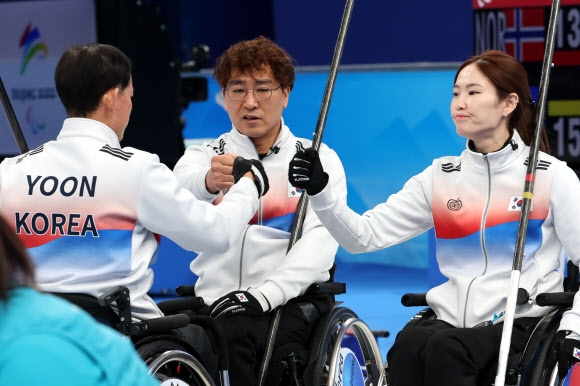 [패럴림픽]    Jang Jae-hyuk, da equipe de curling em cadeira de rodas 'Confession of Jang Yoon-jung', bate os punhos durante a partida de qualificação para os Jogos Paralímpicos de Inverno de Pequim 2022 contra a Estônia no Centro Aquático Nacional em Pequim, China, na manhã do nono dia.  9.03.2022 Yonhap News