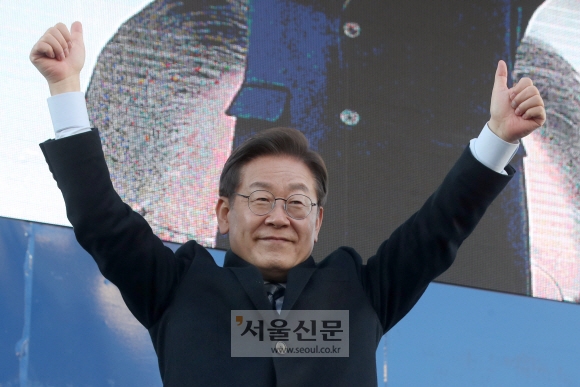 이재명 더불어민주당 대선 후보가 6일 오후 서울 은평구 응암역 인근에서 유세를 하며 지지를 호소하고 있다. 2022. 3. 6 정연호 기자
