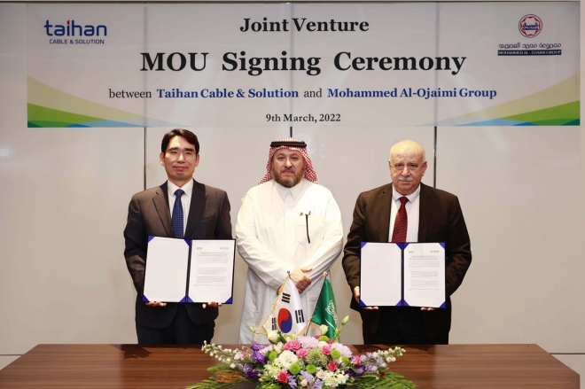 나형균(왼쪽) 대한전선 사장과 모하메드 알-오자이미 그룹의 살렘 부회장(가운데), CEO 갈렙이 지난 9일 두바이에서 사우디 초고압케이블 JV 설립을 위한 양해각서(MOU)를 교환했다. 대한전선 제공