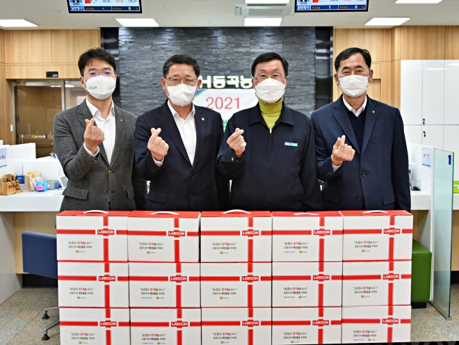 농협광주본부는 최근 ‘농업인을 위한 코로나19 예방물품 꾸러미’ 전달식 가졌다. 농협광주본부 제공 