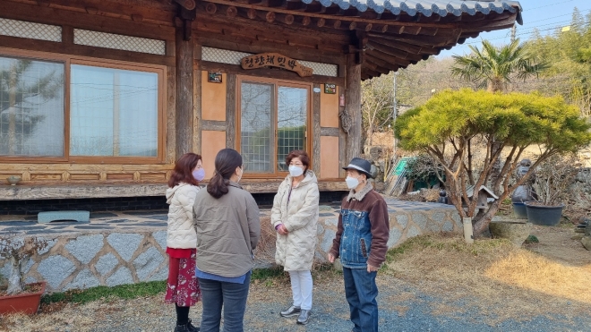 강진 1주일 살기에 참가한 체험객이 농가 주인과 환담하고 있다. 