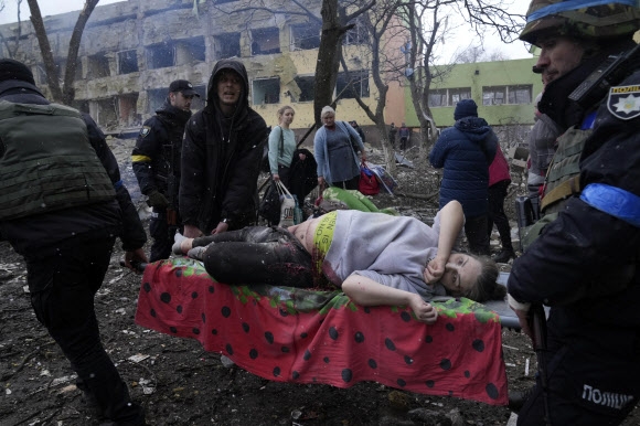 우크라이나 조산원까지 폭격한 러시아