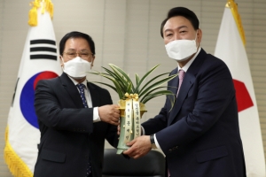 [서울포토] ‘문재인 대통령 축하 난’ 전달받는 윤석열 당선인