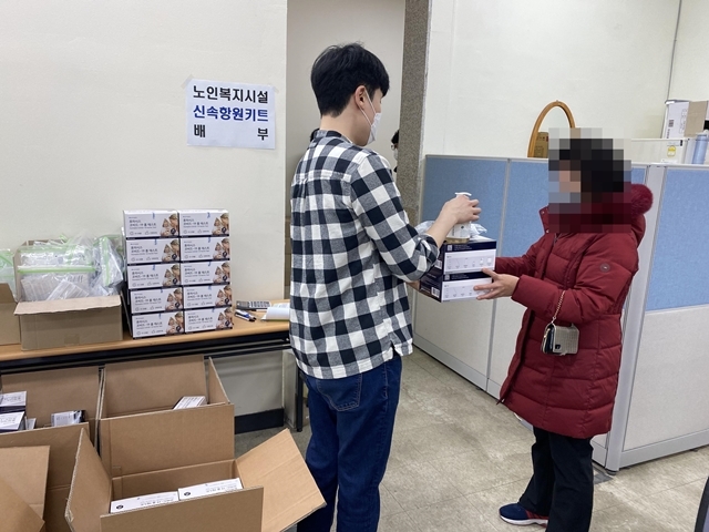 부천시는 어린이집, 노인복지시설 등  취약계층에게 신속항원검사 키트를 무상 지원한다. 부천시 제공