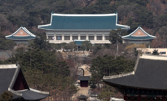 문 대통령, 윤 당선인에 축하 난