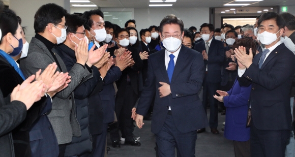 대선에서 패배한 더불어민주당 이재명 후보가 10일 오후 도열한 의원 및 당직자들과 인사하며 서울 여의도 중앙당사에서 열린 선대위 해단식에 참석하고 있다. 2022.3.10 김명국 선임기자